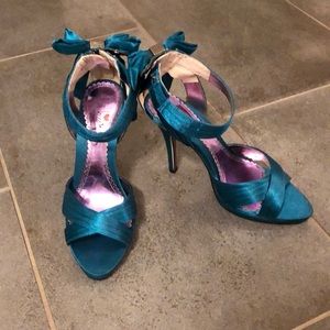 New teal stiletto sandal w/ silver & bow details